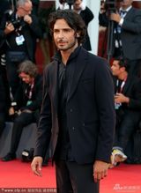 组图：《嫉妒》举行首映 女星紧身裙秀曲线