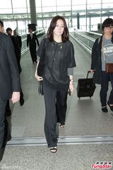 组图：李英爱全黑素服离港全程不发一语