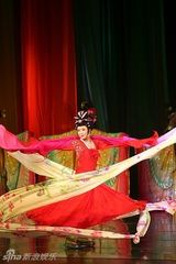 幻灯图：李玉刚演出大玩男女转换 观众高呼意犹未尽