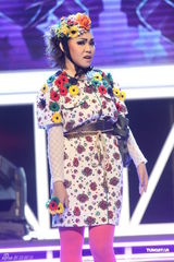 组图：hold住姐说相声造型似芙蓉 坦言多人追求