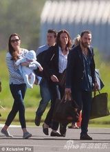 组图：凯特携小王子出国度假 小家伙壮实脸嘟嘟