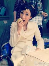 策划组图：《名媛望族》杨怡各色大衣打造暖冬