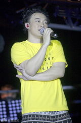 幻灯组图：陈奕迅上海连唱3晚 不以造型为卖点 