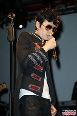 组图：方大同来台开唱黑超耍酷 陶晶莹亮相助阵