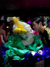 组图：《一夜惊喜》曝范冰冰剧照 造型百变