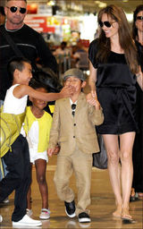 组图：茱莉携四孩子亮相 女儿中性打扮酷似皮特