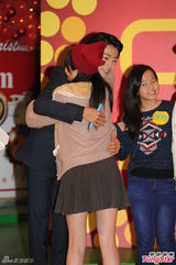 组图：韩星李玹雨来港跨年 热情与粉丝“抱抱”