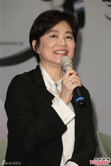 组图：林青霞返台风韵迷人 看曾经接吻镜头大笑