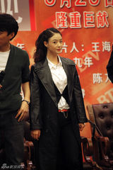 组图：蒋欣酷装出席《箭在弦上》发布会