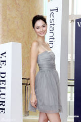 组图：陈法拉Ana R裙装性感 陈豪帅气西装亮相