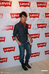 组图：吴尊牛仔装出席活动 谈及生日感动不已