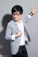 组图：曾春年休闲西装亮相 时尚装扮帅气硬朗