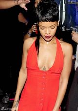 组图：蕾哈娜深V红裙看秀豪气秀八字乳