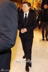 组图：韩国歌手林尹泽去世 鸟叔PSY回国吊唁