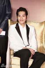 组图：马俪文《巨额交易》开机 韩彩英首演中国电影