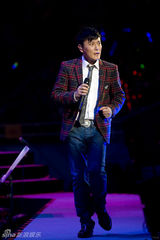 幻灯图：张信哲北京个唱演绎20年经典 打造万人KTV