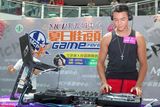 组图：陈伟霆变身打碟DJ 热舞助阵搓碟大赛