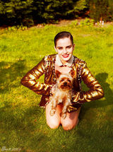 组图：艾玛-沃特森丛林中拍写真 红唇金装耀眼