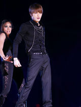 高清图：组合JYJ首尔演唱会 帅气有型载歌载舞