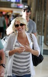 幻灯图集：凯莉-安德伍德新婚度蜜月 幸福洋溢