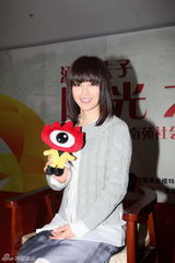 组图：酒井法子北京慈善行 福利院为老人献爱心