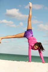 高清组图：《吸血鬼日记》女主角妮娜活力写真