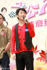 幻灯组图：曹敏莉李绮红向谢天华裤子内抛桔子