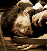 组图：《锣鼓巷》邹俊百变身坏男人耍宝盗宝两不误