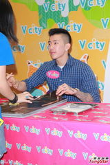 组图：朴宰范呼吁歌迷为海难祈祷 不知尼坤恋情