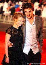 幻灯：《记住我》英国首映 帕丁森拥抱艾米莉似夫妻