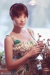 组图：张璇最新油画写真 身姿优雅显小女人