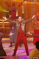 组图：胡枫提前庆祝80大寿 现场跳舞如老顽童