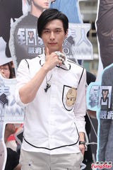 组图：严爵健身登高冒冷汗自嘲怕死