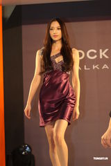 组图：甄子丹帅气代言 名模白歆惠热辣走秀