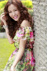 组图：刘心悠花朵裙装拍写真 望早日遇真命天子