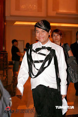 幻灯图集：爱戴酥胸半露火辣出场 蔡康永侯佩岑联袂主持