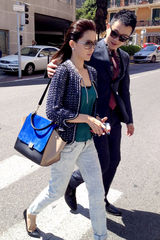 组图：佟大为夫妇戛纳街拍恩爱相随