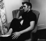 组图：猫王21岁私密照首曝光 与金发女粉丝舌吻