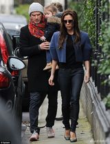 组图：小贝抱女儿现身街头 辣妹短外套线条硬朗