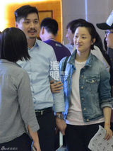 组图：张瑶与老公看话剧秀恩爱偶遇张亚东