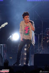 组图：A-Lin落泪小宇忙救场 信旋风登台引高潮