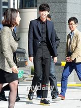 组图：韩星李钟硕出席活动 阳光帅气剪刀手卖萌