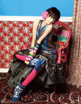 幻灯图集：韩孝珠新年绚丽写真 俏丽短发引时尚