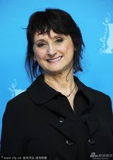 组图：《她们看见一头熊》亮相 罗曼妮红唇抢镜