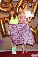 组图：安心亚粉裙亮相歌迷会 台上跳舞性感甜美