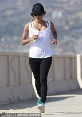 组图：伊娃背心紧身裤亮相 跑步锻炼秀身材