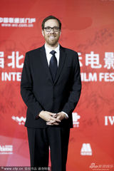 组图：《狮子王》导演罗伯-明可夫亮相呆萌气质