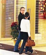 幻灯图集：叶童老公陈国熹偷食 街头狂吻年轻女子