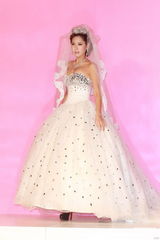 组图：吴千语首走婚纱秀坦言享受浪漫气氛