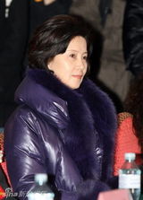 幻灯图集：李小璐签约北大星光 优雅母亲助阵